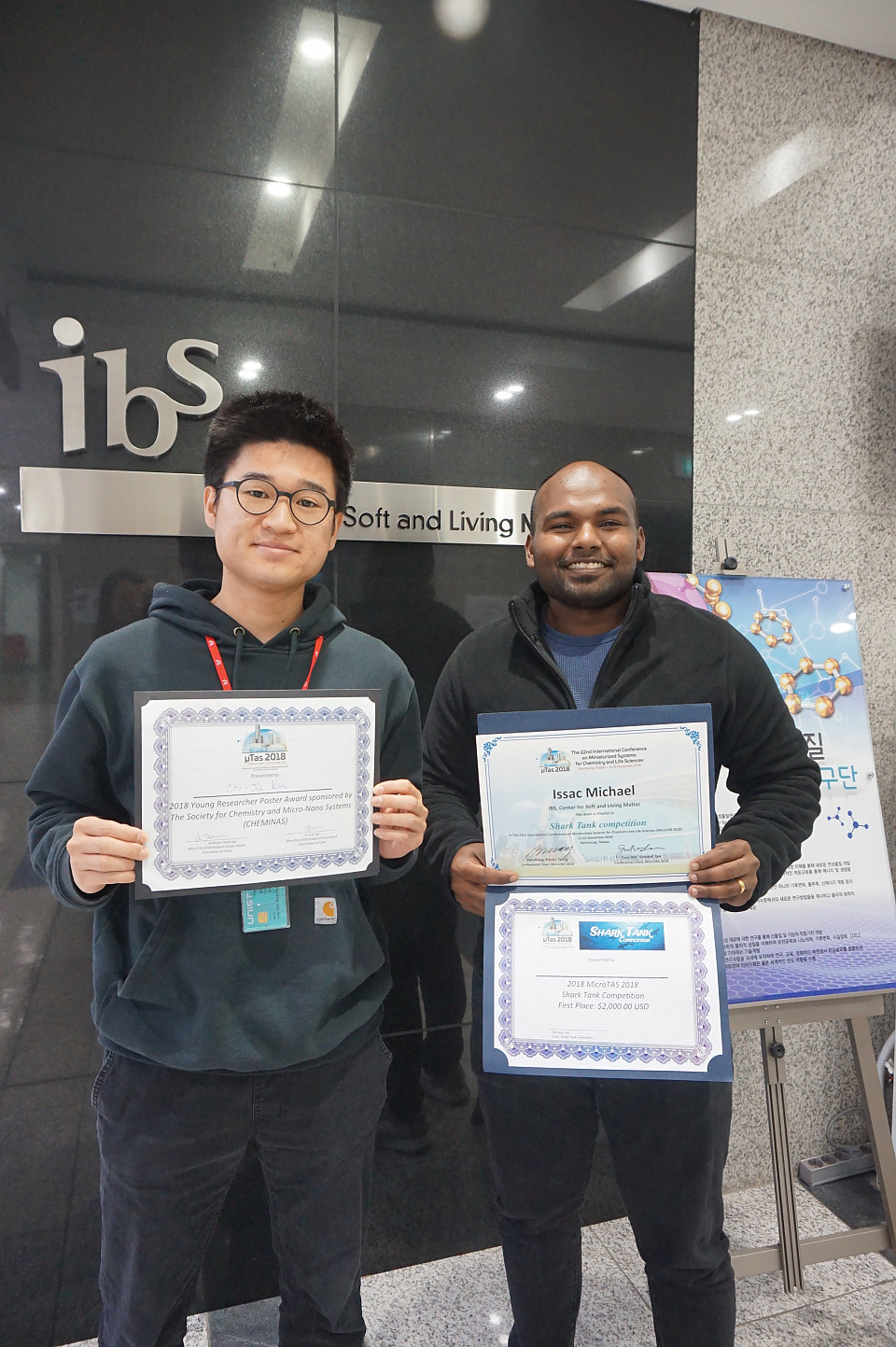 Issac Michael and Chi Ju Kim were awarded from MicroTAS2018에 대한 이미지1